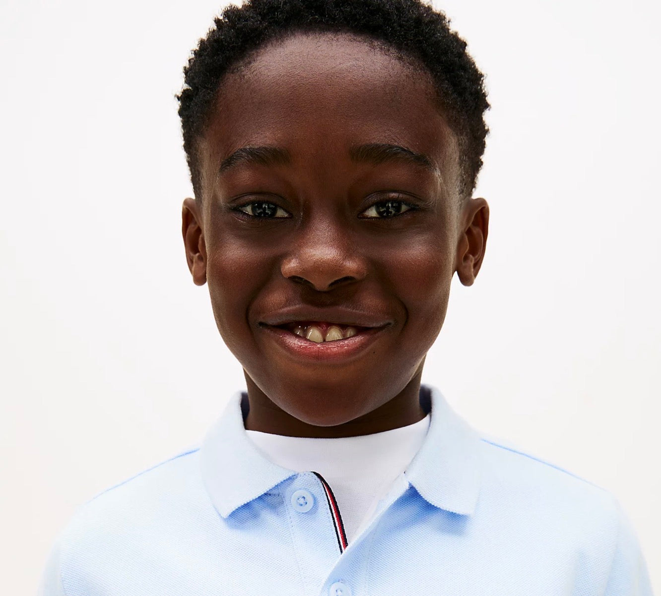 Tommy Hilfiger – Pique t-skjorte med brodert logo – Lyseblå – Gutt – 8-16 år