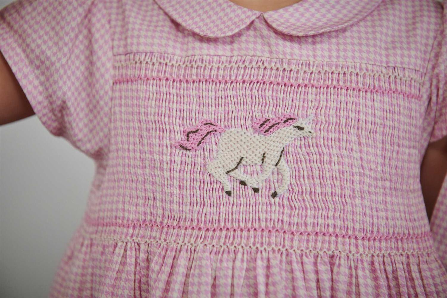 Copenhagen Colors kjole i rosa/hvit med unicorn-broderi – Jente – 2–8 år