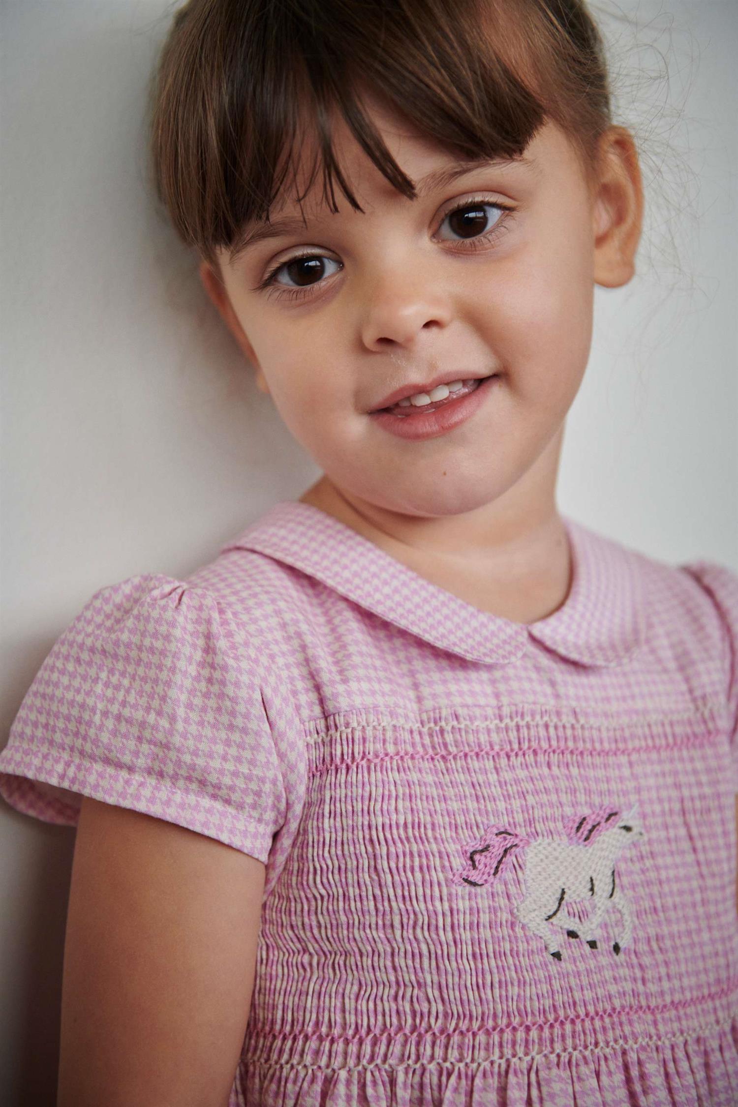 Copenhagen Colors kjole i rosa/hvit med unicorn-broderi – Jente – 2–8 år