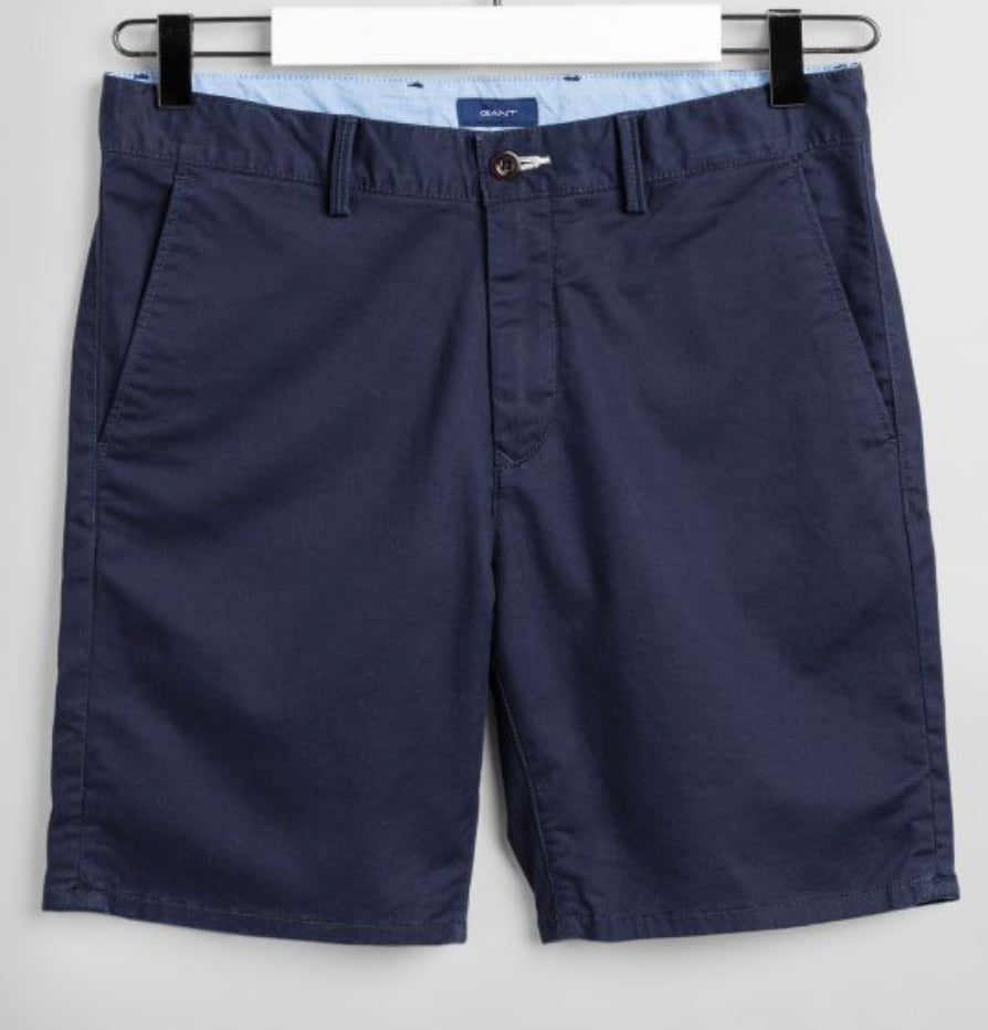 Chinoshorts i marineblå fra GANT med justerbar linning – Gutt 9–16 år.