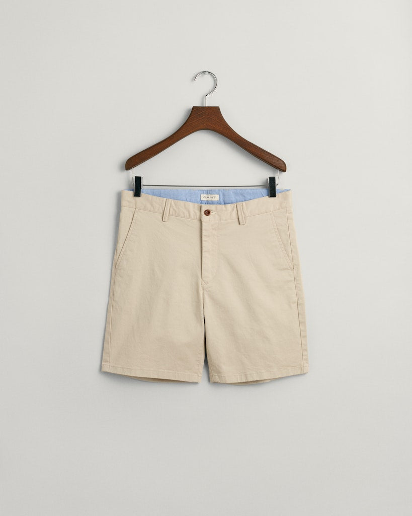 Beige chinosshorts fra Gant med regulerbar midje – til gutt