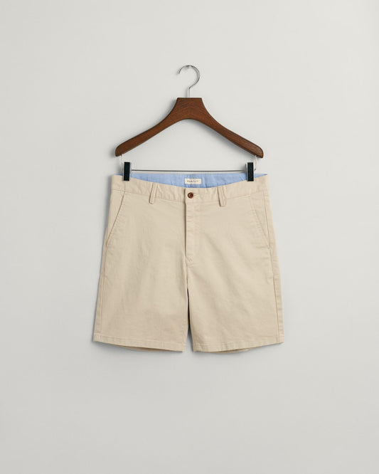 Beige chinosshorts fra Gant med regulerbar midje – til gutt