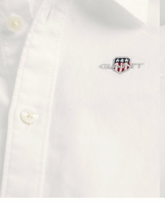 Hvit oxford-skjorte fra GANT med brodert logo på brystet, gutt 2–8 år