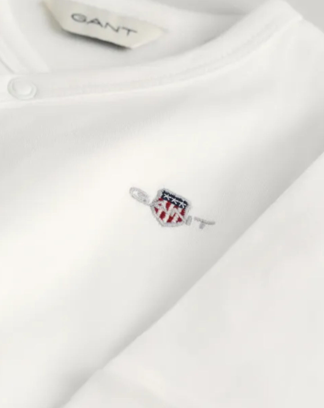 Hvit Gant Shield body i økologisk bomull unisex 1–18 mnd