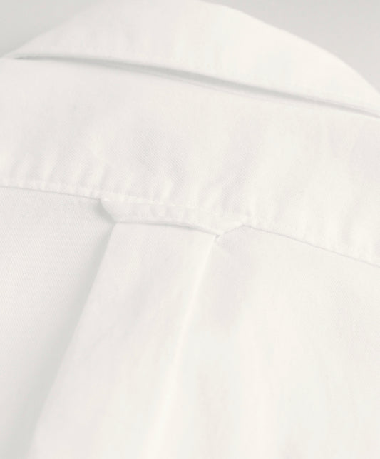 Hvit Oxford-skjorte fra Gant med liten brodert logo på venstre bryst. Perfekt til både skole og fest.