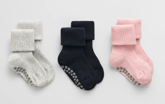 3-pk sokker fra GANT med antiskli – hvit, marineblå og rosa – for jente