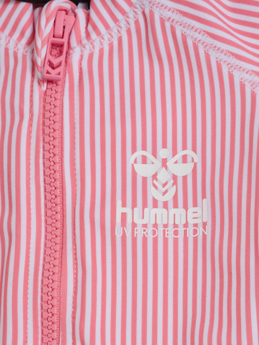 Hummel Cala UV-drakt med rosa-hvite striper – sett forfra og nærbilde.
