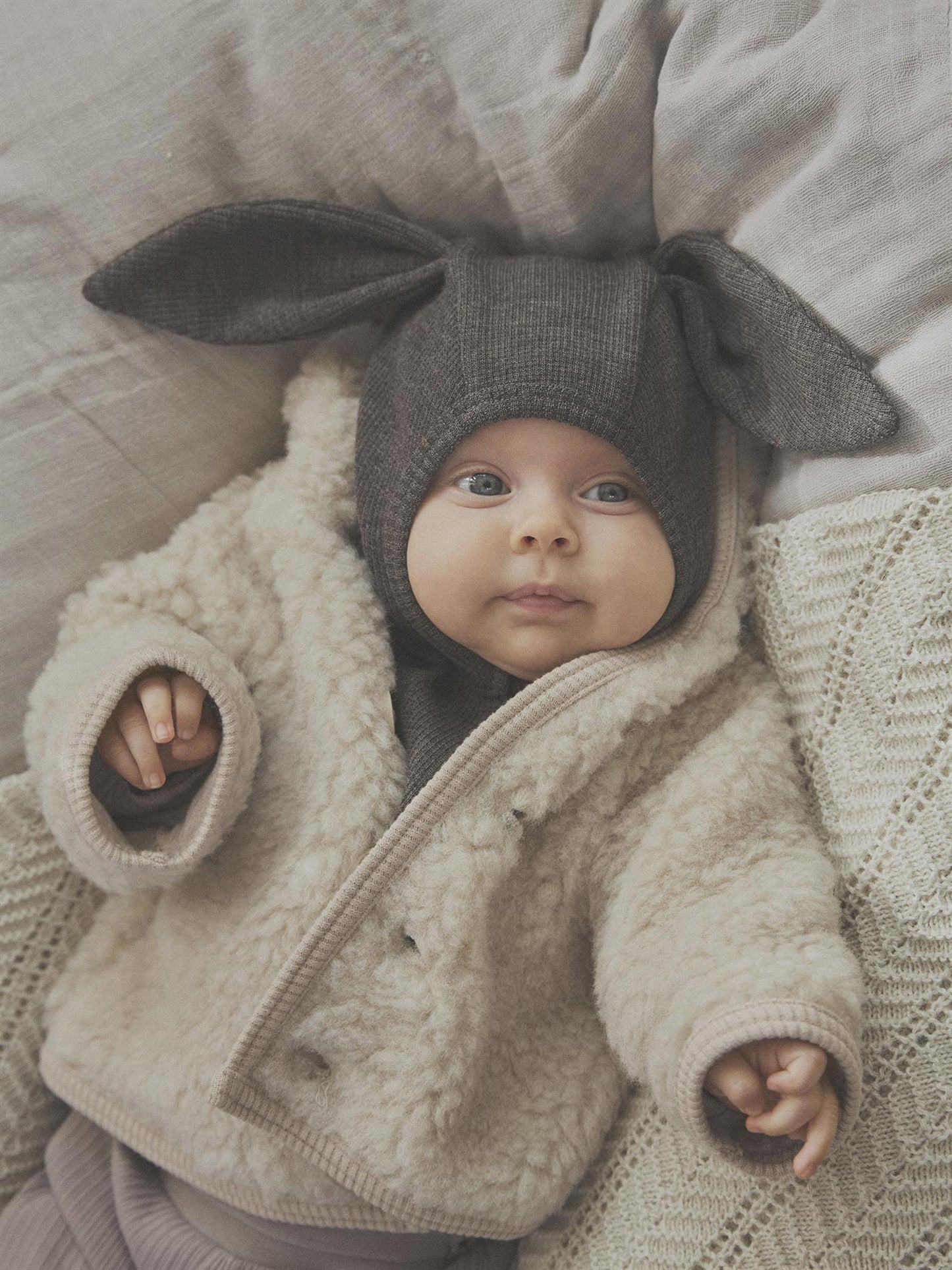 Huttelihut balaclava i brown melange med kaninører – Unisex – 0–1 år