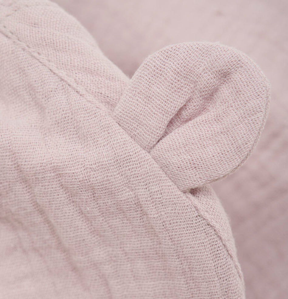 Huttelihut solhatt i gammelrosa muslin med ører for jente