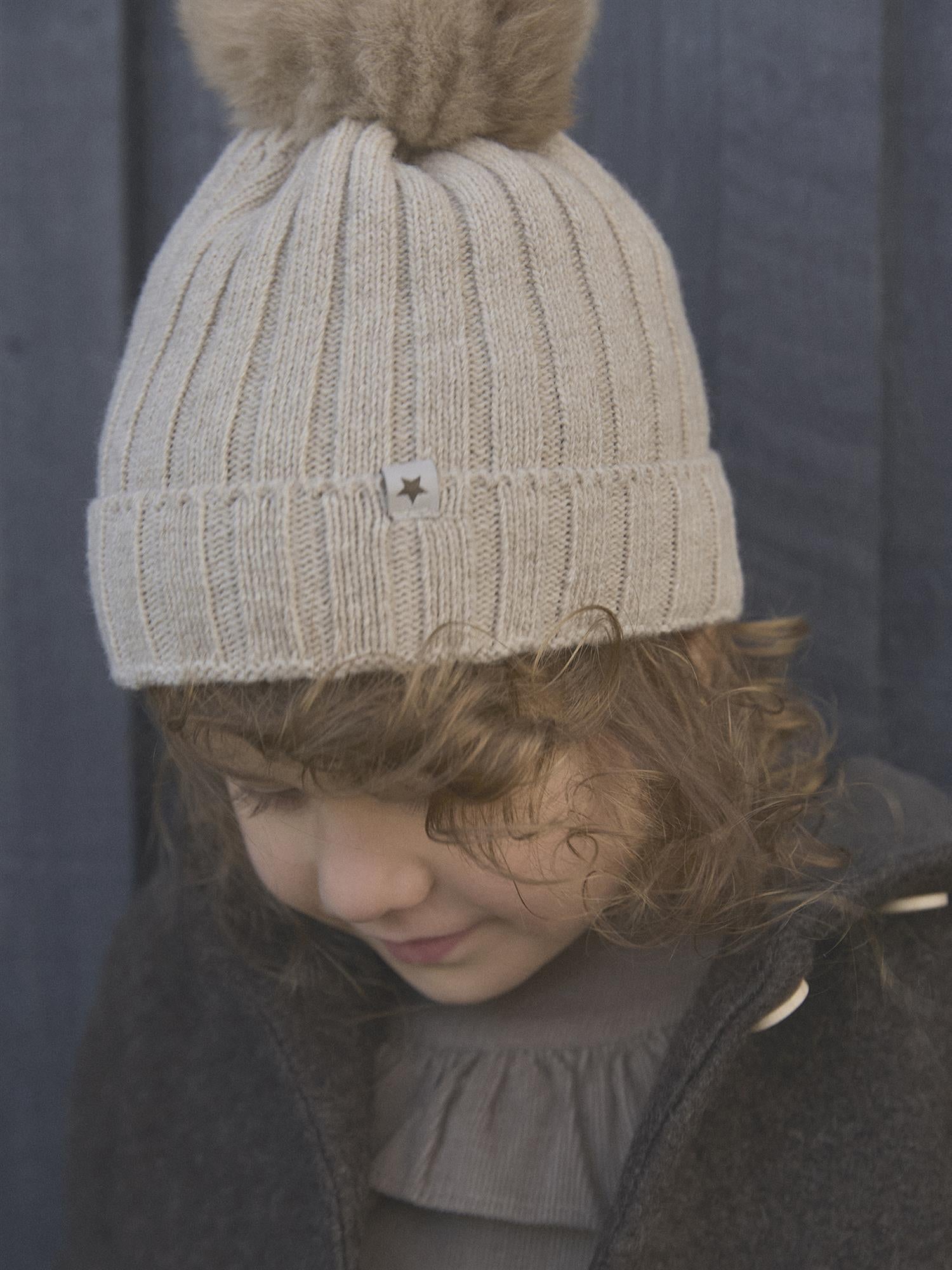 Lys beige Huttelihut ull lue med dusk unisex 4–10 år