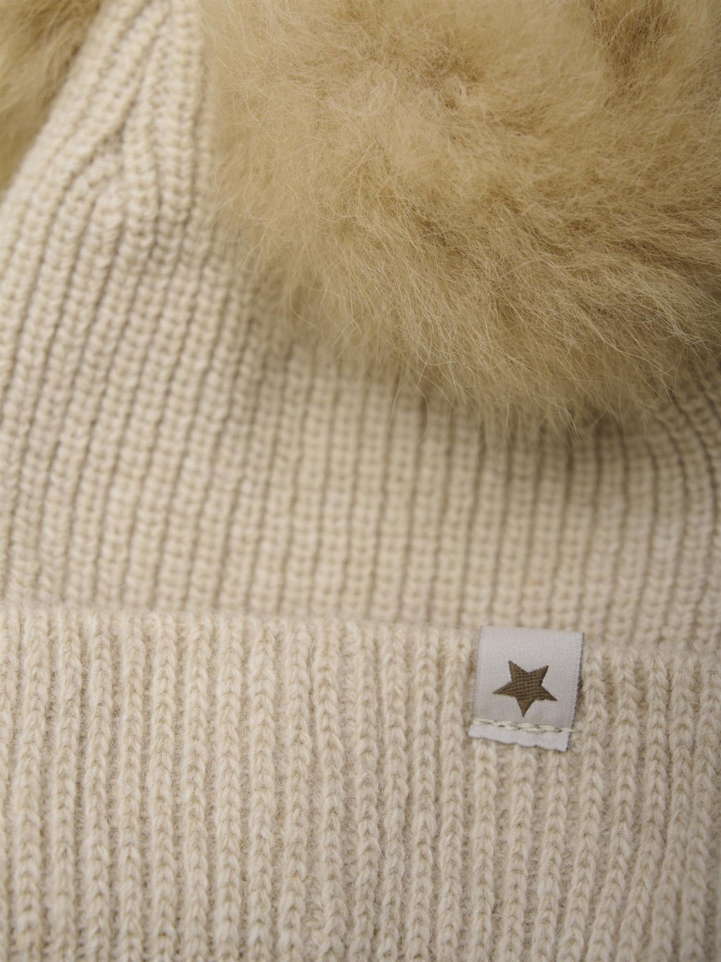 Lys beige Huttelihut ull lue med to dusker unisex barn 1–6 år