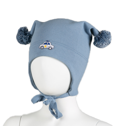Mellomblå Kivat-lue med dusker og liten bil foran.