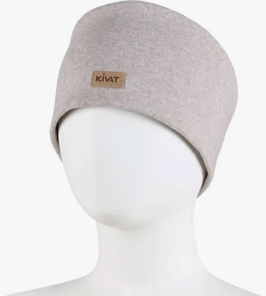 Kivat beige pannebånd med logolapp og vindstoppere – 1–8 år