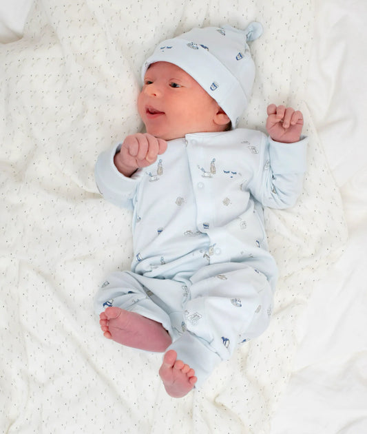 Heldress fra Livly i lyseblå med café-print – Gutt