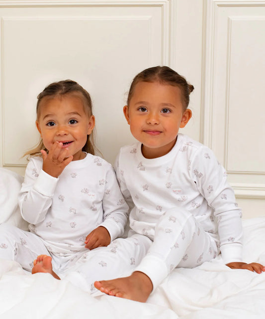 Livly todelt pysjamas i hvit med sauemønster og rosa detaljer for jente 2–7 år