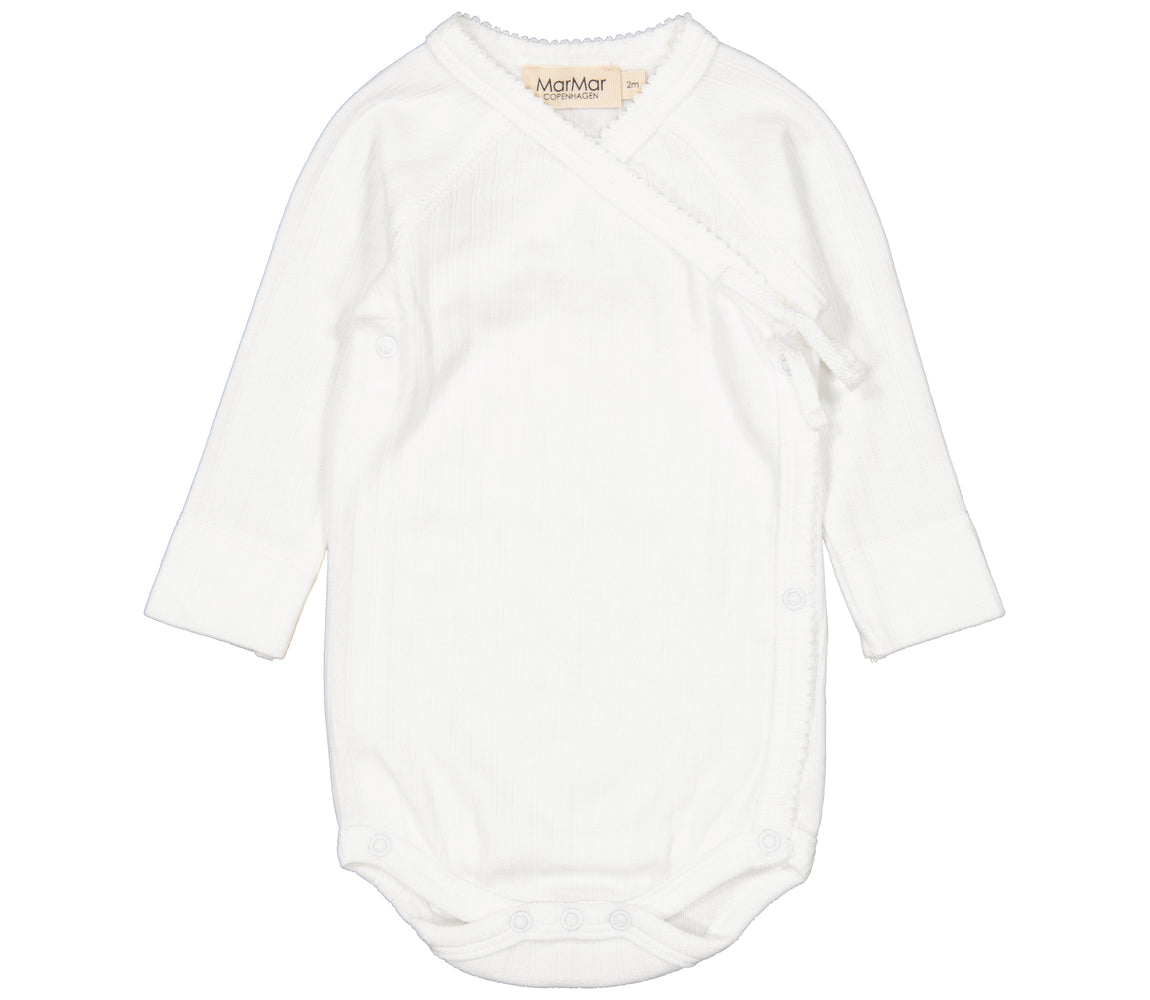 Hvit omslagsbody i pointelle fra MarMar Copenhagen – Belita-modell for baby