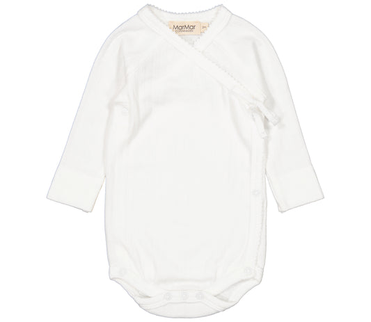 Hvit omslagsbody i pointelle fra MarMar Copenhagen – Belita-modell for baby