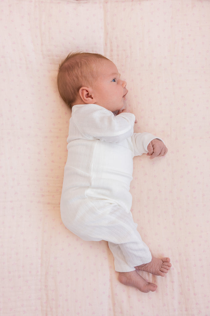 Hvit omslagsbody i pointelle fra MarMar Copenhagen – Belita-modell for baby