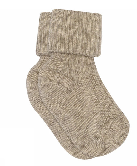 MP beige ribbestrikkede babysokker i bomull – 0–2 år