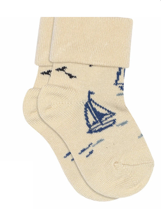MP beige bambussokker med båtmotiv – for gutter 3–24 mnd