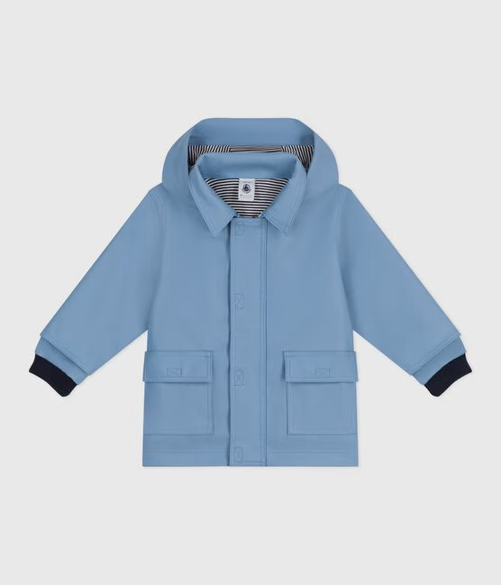 Regnjakke fra Petit Bateau i lyseblå for gutt.