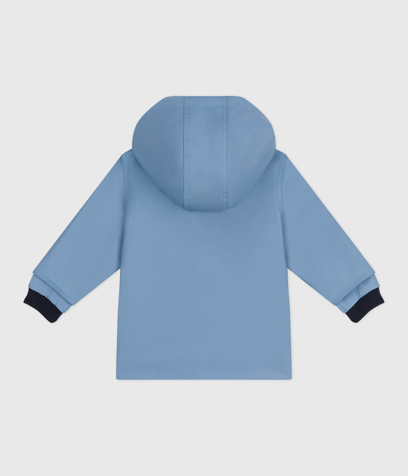 Regnjakke fra Petit Bateau i lyseblå for gutt.