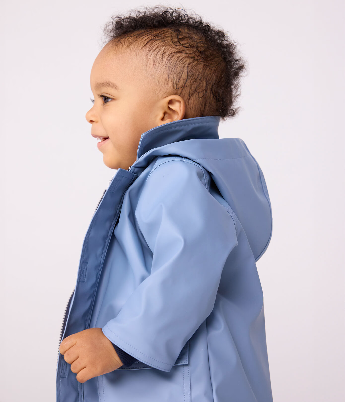 Regnjakke fra Petit Bateau i lyseblå for gutt.