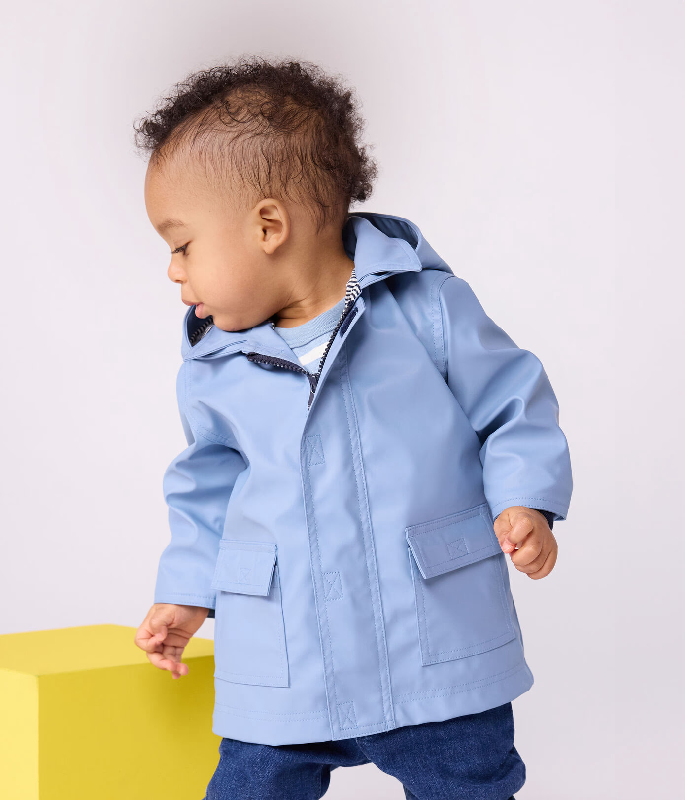 Regnjakke fra Petit Bateau i lyseblå for gutt.