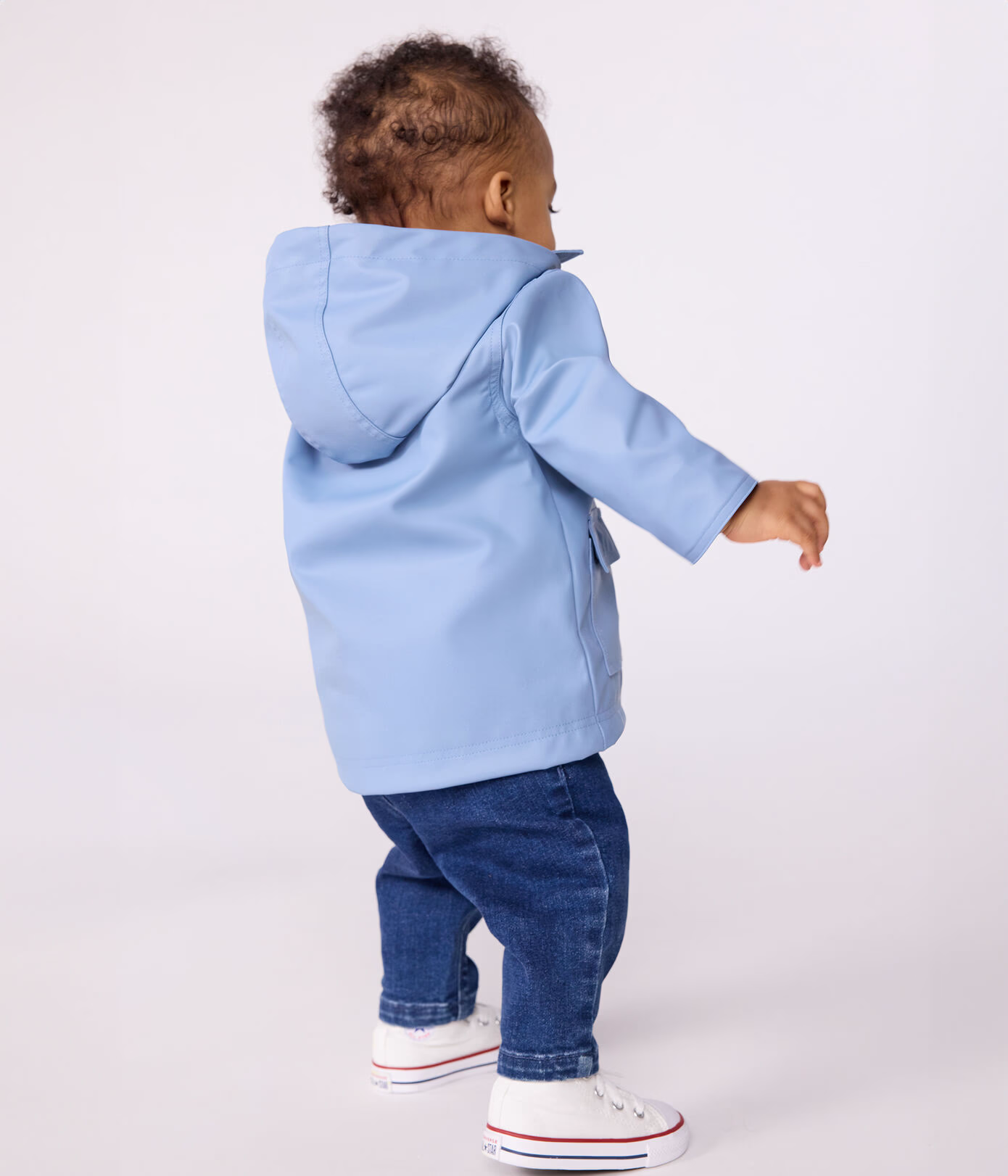 Regnjakke fra Petit Bateau i lyseblå for gutt.