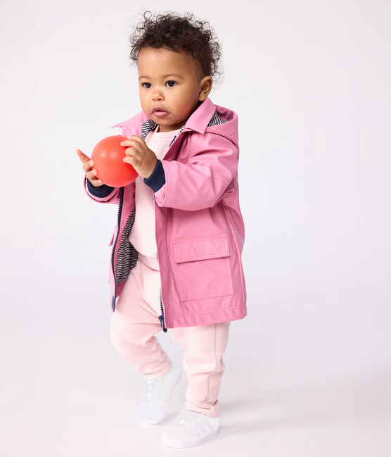 Regnjakke fra Petit Bateau i rosa for jente.