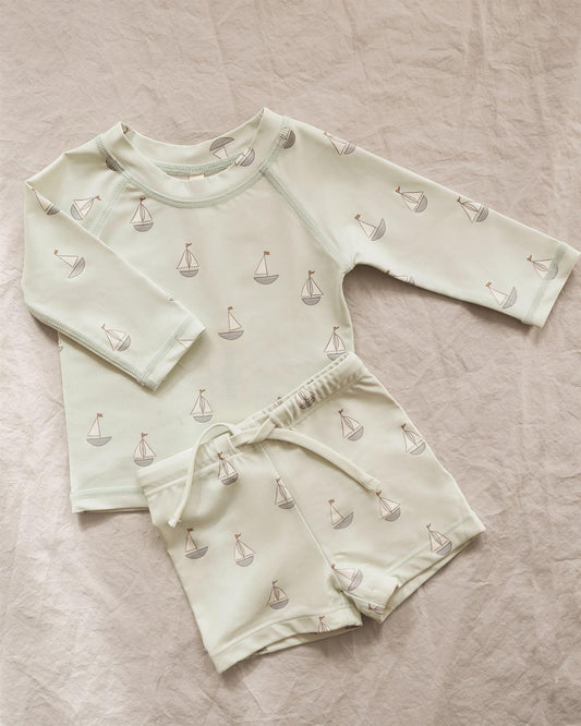 Soldrakt fra Quincy Mae med båtmønster i grønn – Gutt – 1–5 år