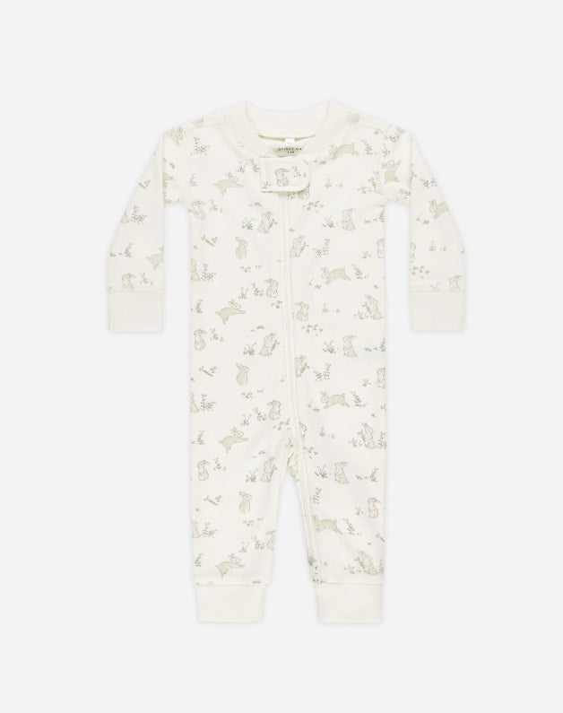 Offwhite pyjamas med glidelås og kanintrykk fra Quincy Mae i økologisk bomull