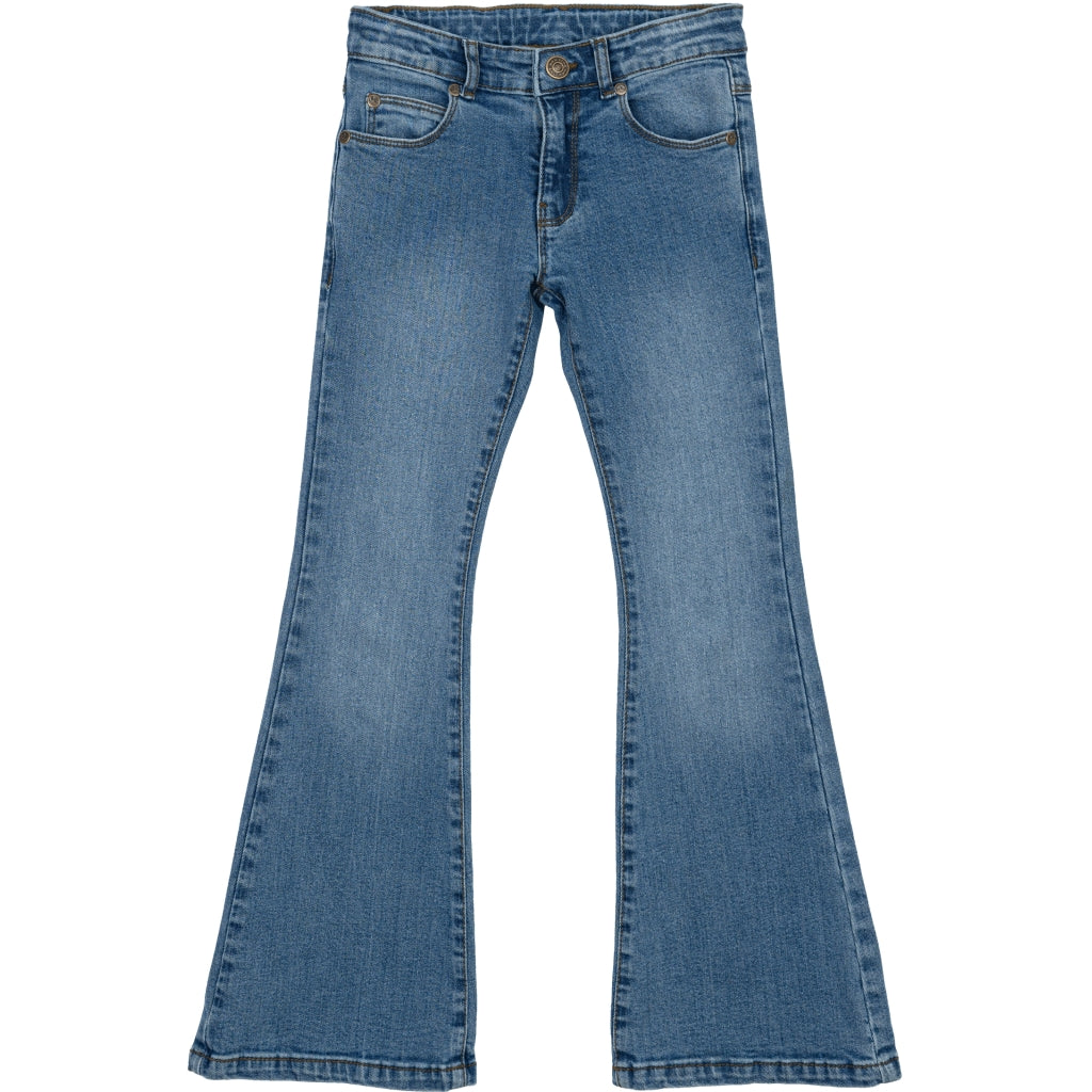 Flared jeans fra The New i blå vask, med utsvingte ben – sett forfra