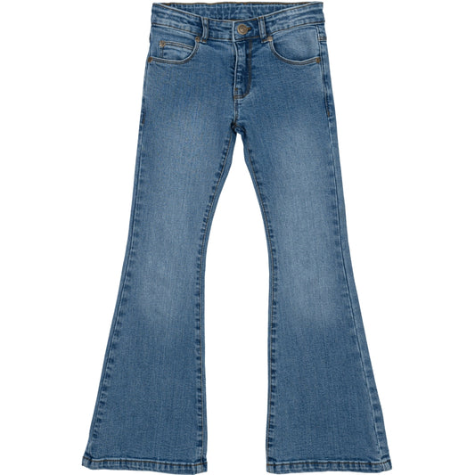 Flared jeans fra The New i blå vask, med utsvingte ben – sett forfra