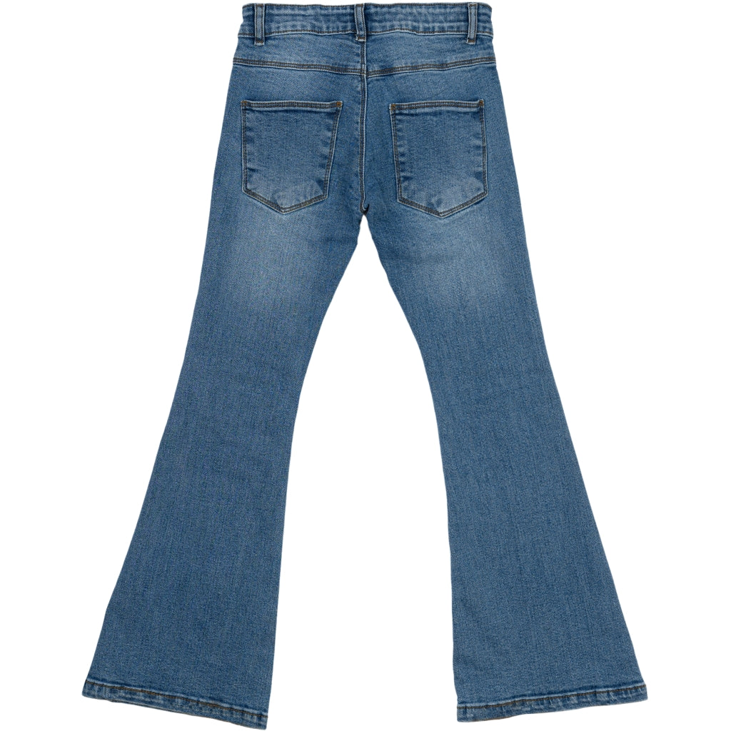 Flared jeans fra The New i blå vask, med utsvingte ben – sett forfra