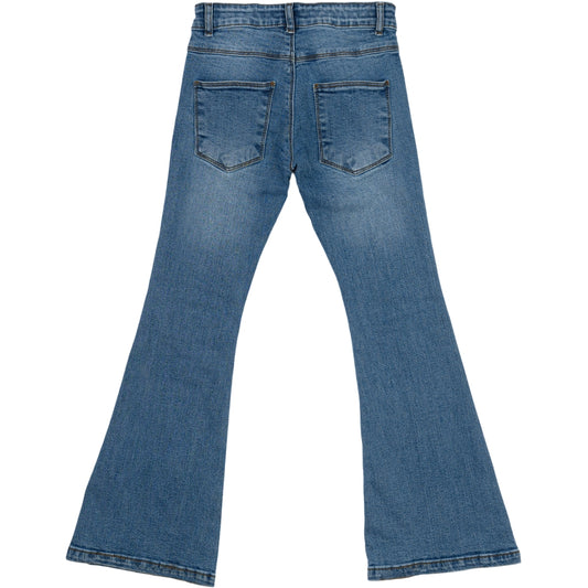 Flared jeans fra The New i blå vask, med utsvingte ben – sett forfra