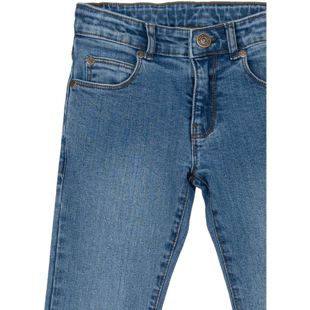 Flared jeans fra The New i blå vask, med utsvingte ben – sett forfra