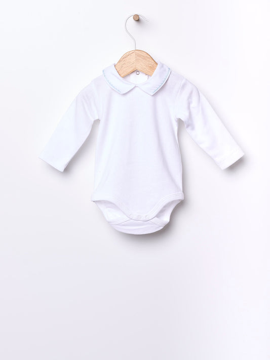 Wedoble hvit body med spiss krage og lyseblått broderi for gutt 0–2 år