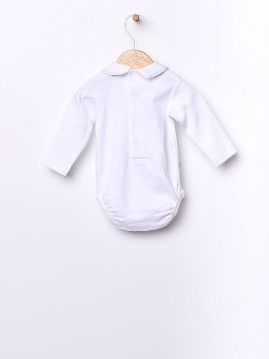Wedoble hvit body med spiss krage og lyseblått broderi for gutt 0–2 år