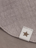 Huttelihut – Solhatt i musselin med øreklaffer og knyting – Beige – Unisex – 0-2 år