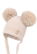 Beige Jamiks Morris babylue med to dusker, knytebånd og bamsepynt foran.