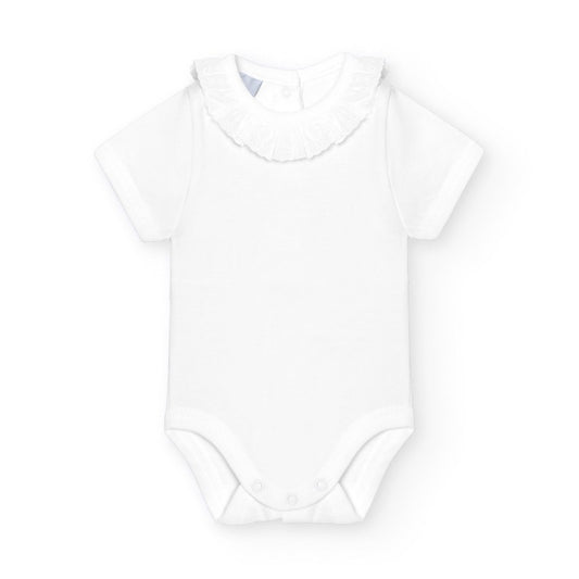 Hvit body med brodert krage fra Babidu i 100 % bomull – unisex
