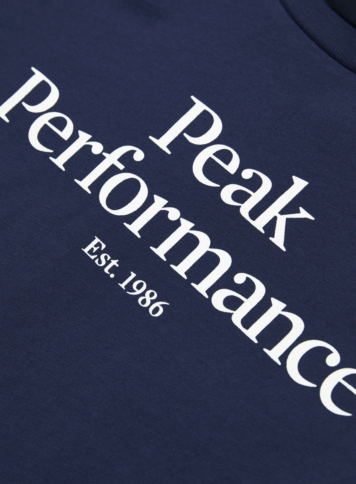 Peak Performance – T-skjorte med hvit skrift – Mørkeblå – Unisex – 10 år