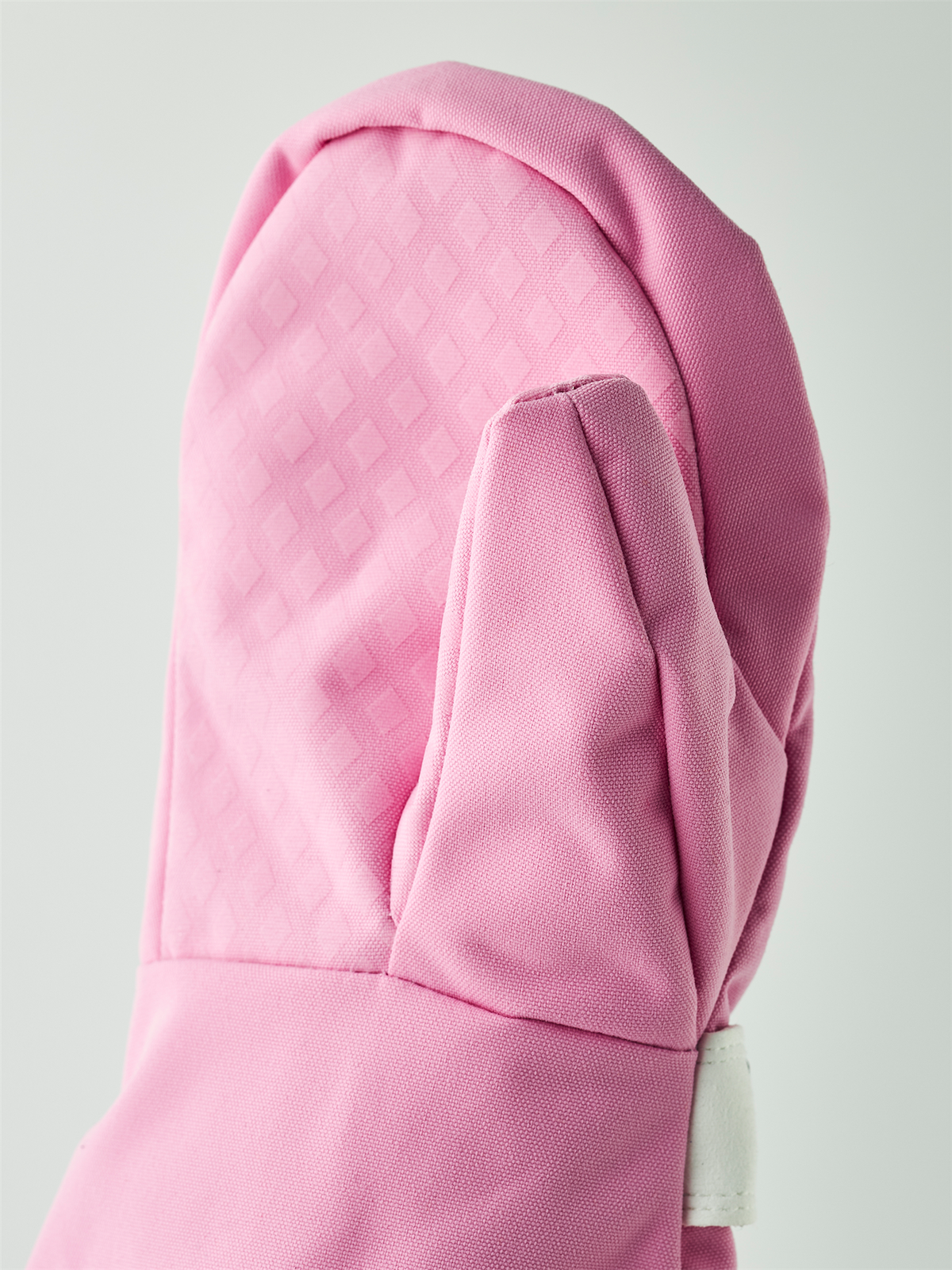 Gripemønster i håndflaten og tommel på rosa Hestra Fjellvotten Jr.