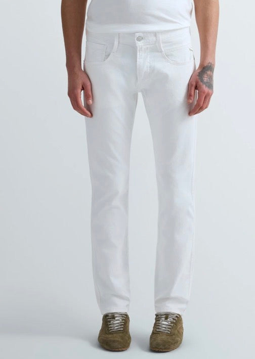 Hvite Replay Anbass-jeans med smal passform, vist forfra på modell.
