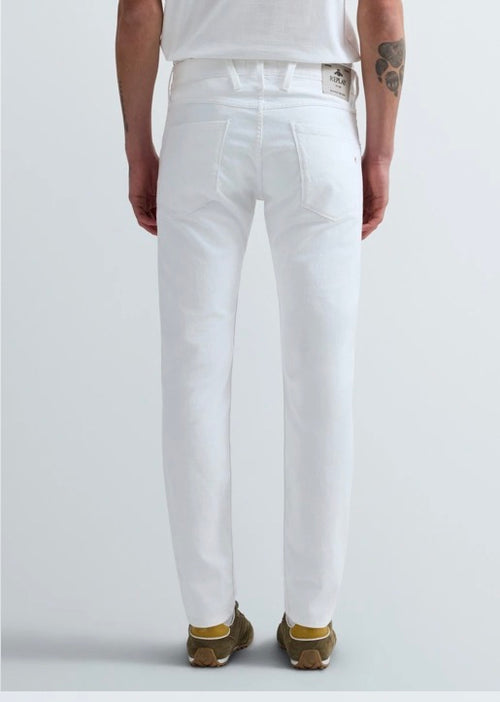 Hvite Replay Anbass-jeans med to baklommer, vist bakfra på modell.