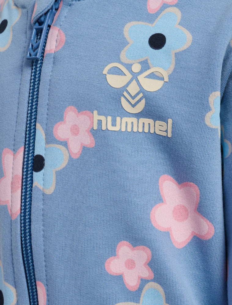 Rinna zip jakke med blomsterprint i lyseblå fra Hummel – Jente 1–6 år.