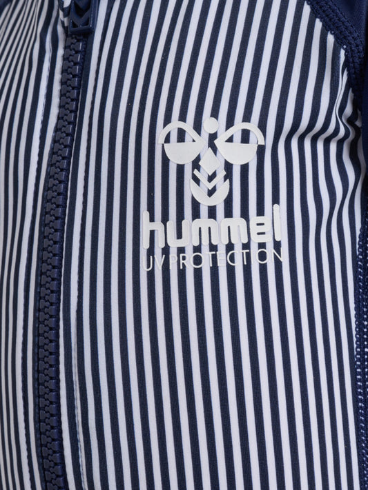 Hummel Morgat UV-drakt med blå-hvite striper – sett forfra og detalj.