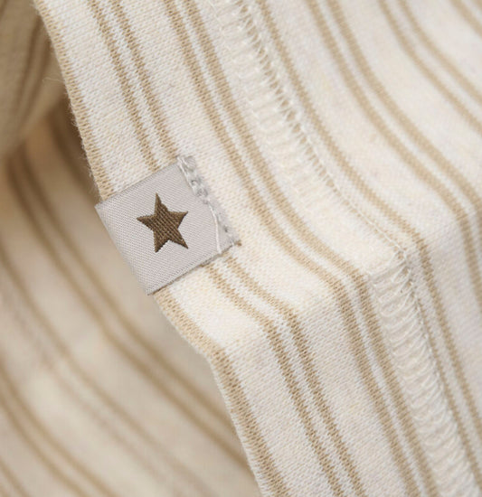 Huttelihut ribbestrikket lue i beige med striper for baby (unisex)