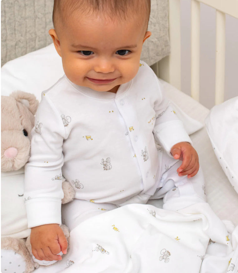 Livly hvit heldrakt med museprint – unisex baby 0–18 mnd